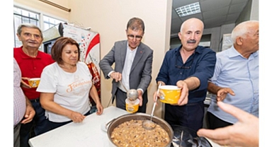Başkan Tugay aşure bereketini paylaştı