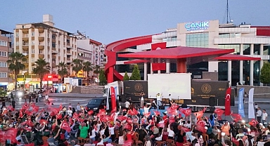 Canik Belediyesi’nin Açık Hava Konser ve Sinema Gecesi coşku dolu anlara sahne oldu.