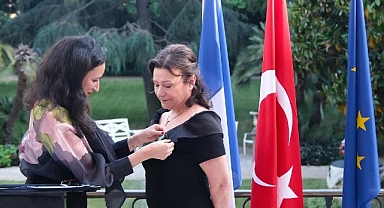 Doç. Dr. Leman Figen Yılmaz’a Fransa’dan Sanat ve Edebiyat Şövalyesi Nişanı