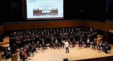 EÜ Klasik Türk Müziği Korosu’ndan İzmir Festivali’nde Unutulmaz Performans