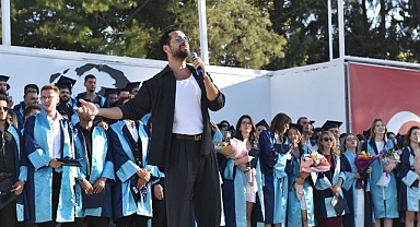 EÜ İletişim Fakültesinde mezuniyet coşkusu