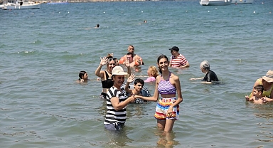 Konak Belediyesi engelli bireyler ve ailelerini denizle buluşturdu