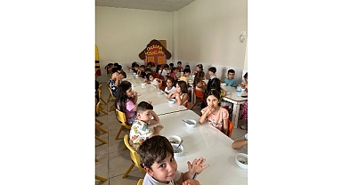 Minik öğrencilere aşure ikramı