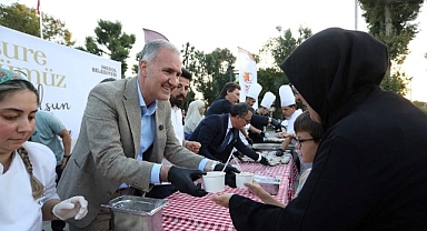 İnegöl’ün Yeni Meydanında Aşure Kazanları Kaynadı