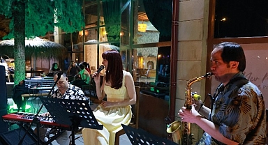 NevMekan Cafe’de Caz Rüzgarı Esti