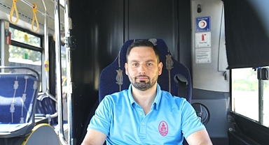 Seyir Halindeyken Fark Etti, Aracını Durdurdu, Koşarak İndi, Yanmakta Olan Türk Bayrağını Elleriyle Söndürdü