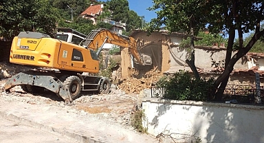 Tehlike saçan metruk binalar yıkıldı