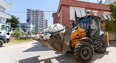 Yenişehir Belediyesi “çöp ev” niteliğindeki meskenden 10 kamyon çöp çıkardı
