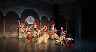 Çin Kültürü Dans Eşliğinde Sanatseverlerle Buluştu