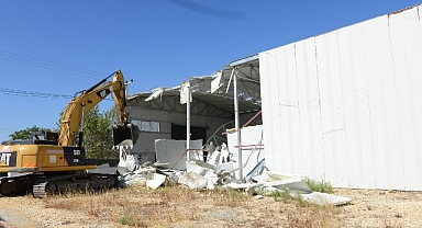 Ürünlü’de 2 kaçak yapı yıkıldı