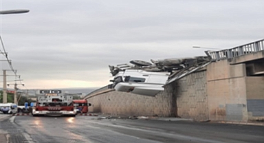 İzmir İtfaiyesi kaza sonrası viyadükte asılı kalan tır şoförünü kurtardı