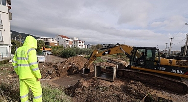 İzmir Büyükşehir Belediyesi ekipleri Bergama’da aşırı yağışlarla mücadele ediyor